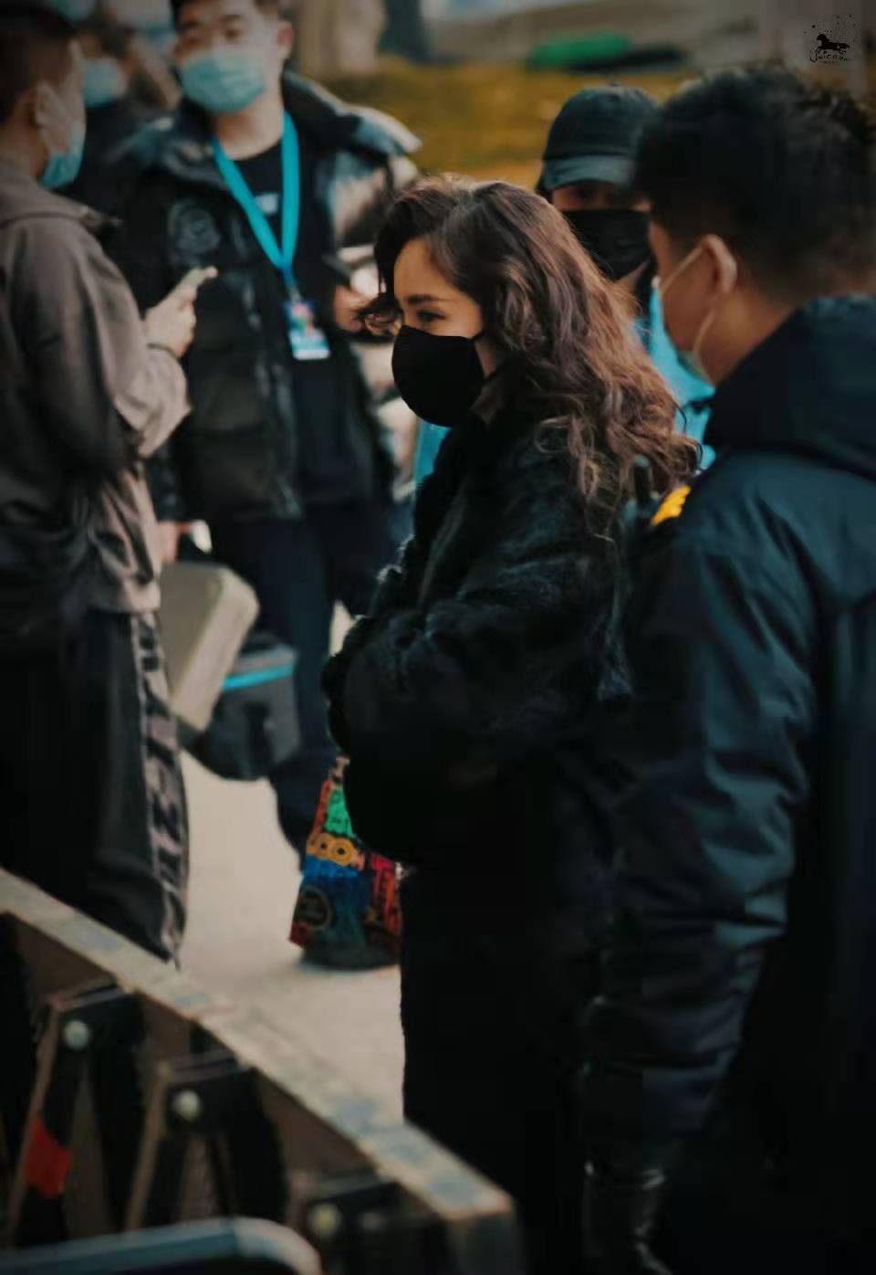 帆布鞋 杨幂穿黑色仿皮草单排扣长大衣配帆布鞋,卷发飘逸,简约保暖又高贵