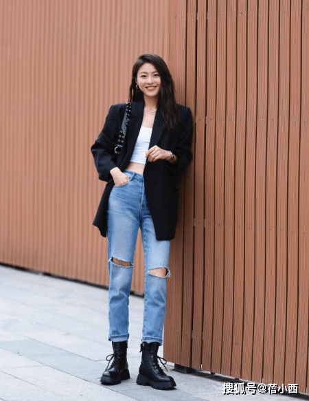 小白 尽量少穿小白鞋了,有些烂大街,看看这3双鞋子,时髦又洋气