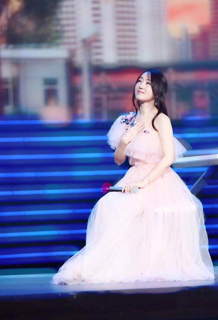 计划 杨钰莹真是“扮嫩界鼻祖”，穿碎花裙扎麻花辫太少女，看着像18岁