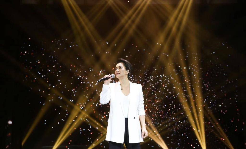 身材 毛阿敏生活照罕曝光,穿五分裤看演唱会好用力,喝酒卖萌太抢风头