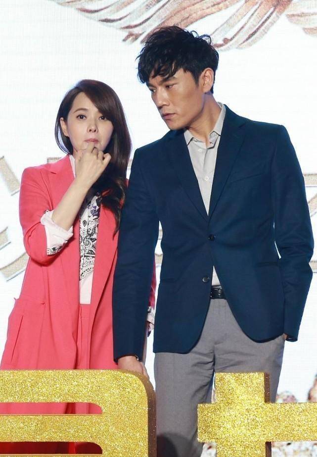 身材 伊能静在老公面前好依人,粉色风衣套装甜美温柔,气质真不赖