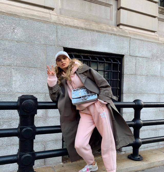 韩红暴 韩红暴瘦34斤！卫衣搭牛仔裤真时髦，站兵哥哥中间“小鸟依人”