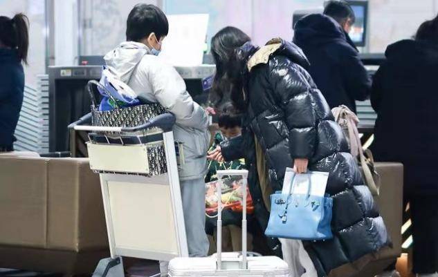 黑色 黄圣依心真大，拎20万包带3助理出街，却忙着逗小儿子忽略安迪