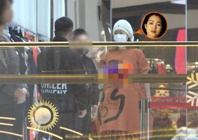 影后 影后巩俐街头购物，多店试衣超尽兴，还愉快向同行异性朋友展示