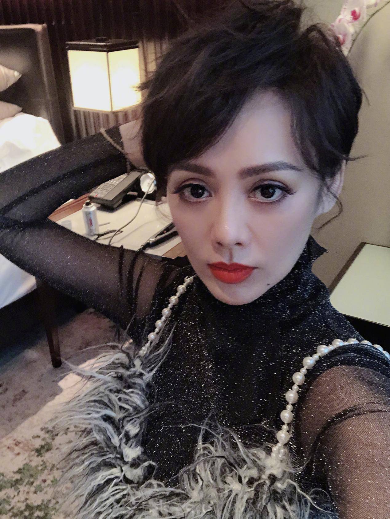 发型48岁宁静又“作妖”，染金发戴美瞳差点认不出，这个阿姨太酷了