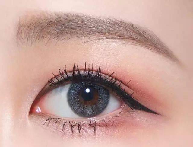 眼睛画不画眼妆，差别真的很大，秀智的樱花妆，宋祖儿的胭脂妆太迷人