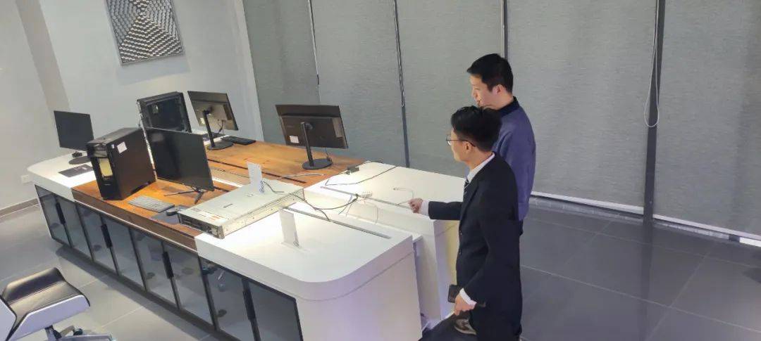 杭州余杭区人社局副局长励波与科技口莅临云针科技参观指导