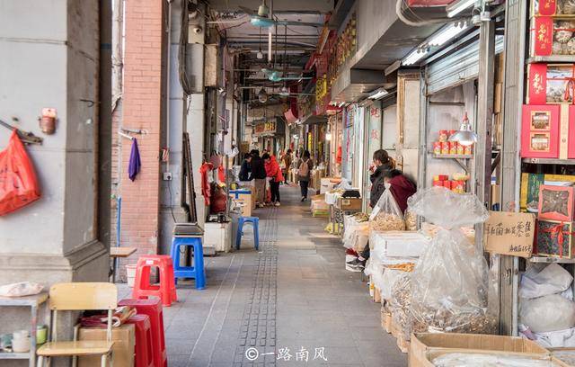 影视片|实拍广州海珠南路，骑楼怀旧像影视片场，路上车水马龙但游客很少