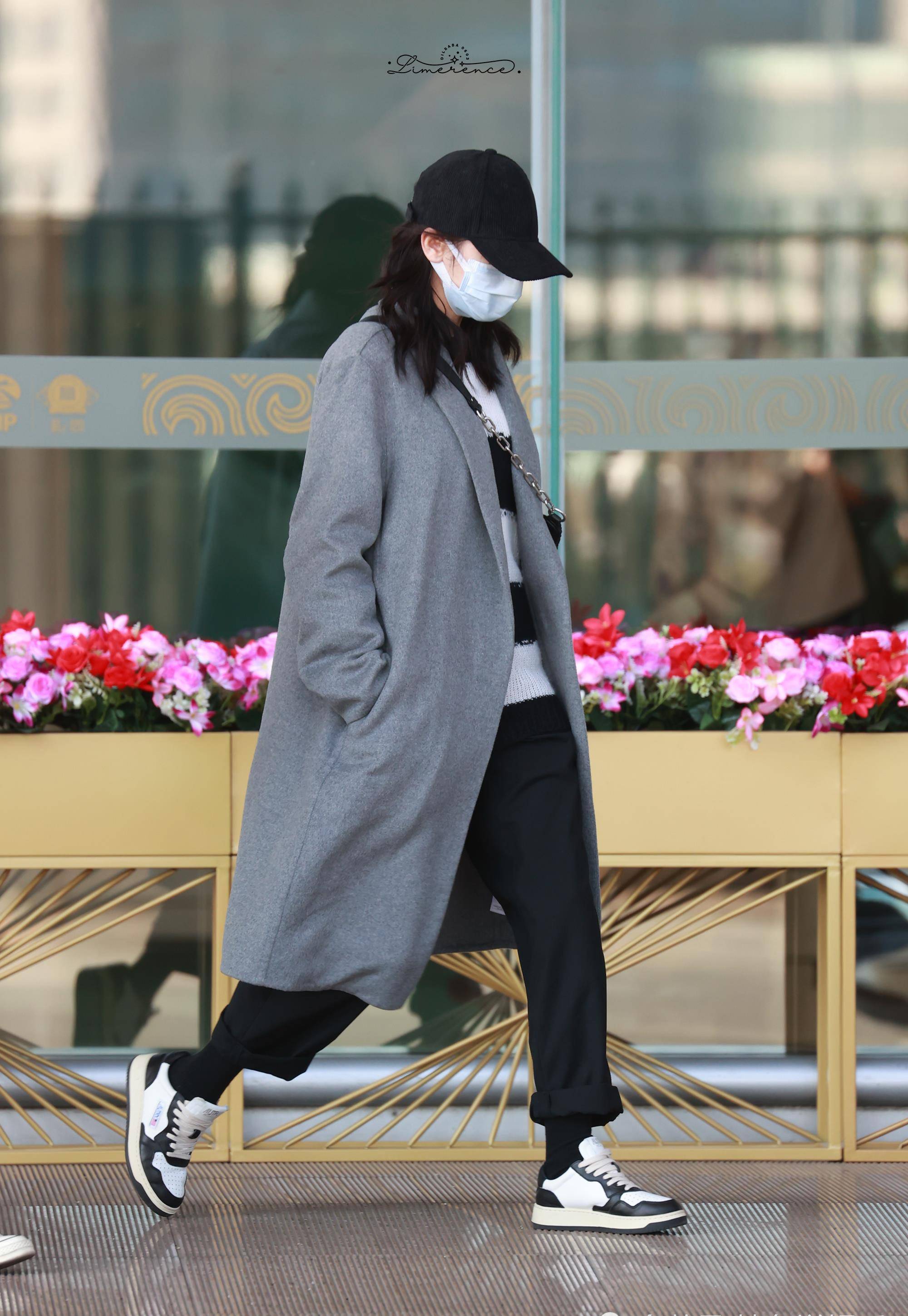 龚军 迪丽热巴久违走机场，穿灰色大衣细腿抢镜，浓眉大眼气质好干净