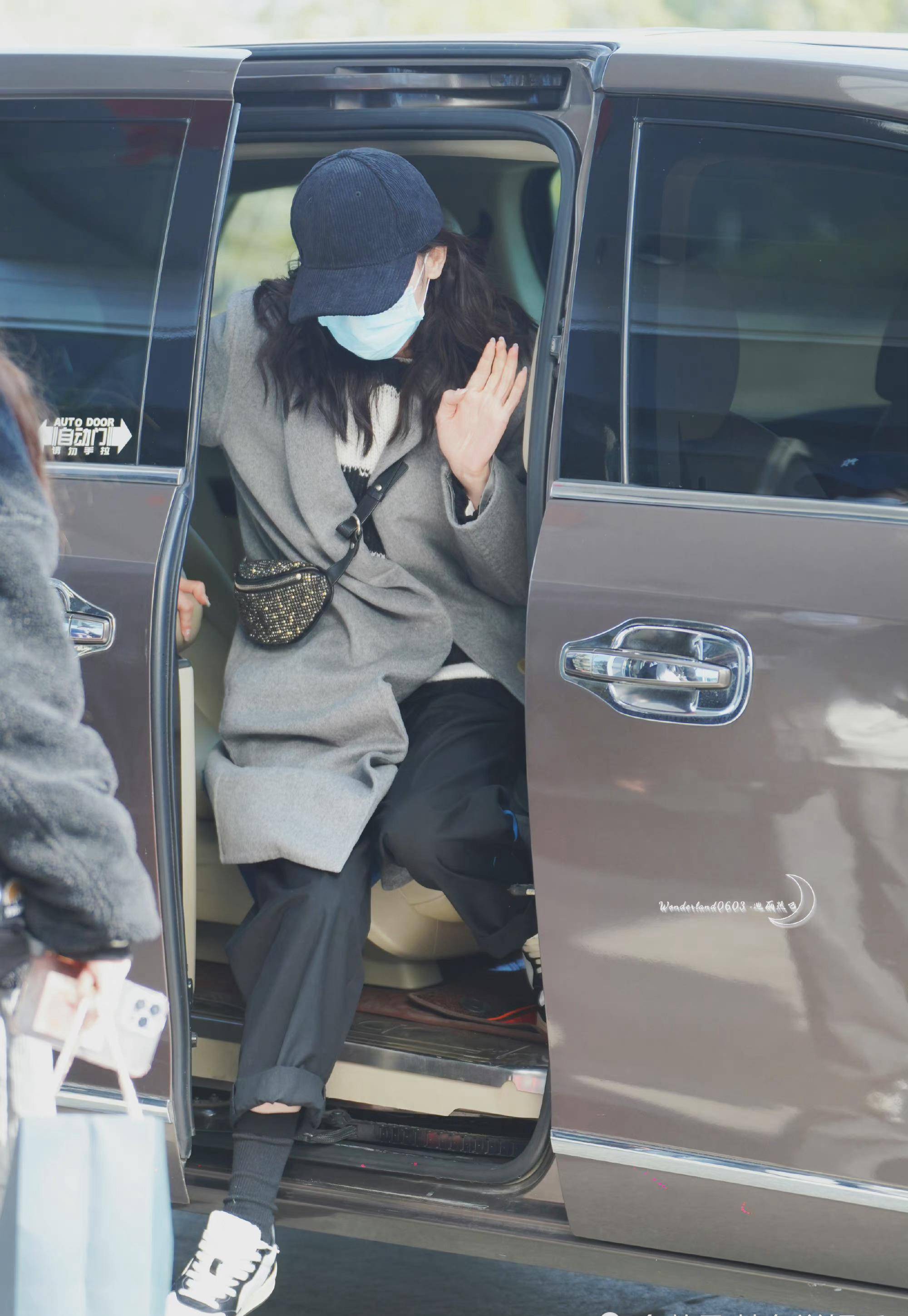 龚军 迪丽热巴久违走机场，穿灰色大衣细腿抢镜，浓眉大眼气质好干净