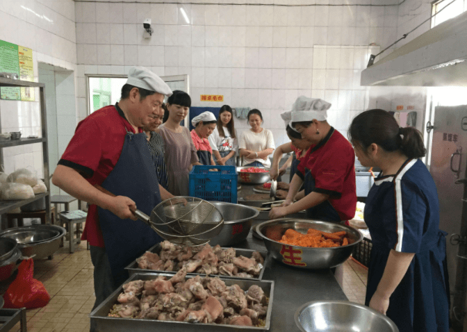 午餐|宝妈晒出幼儿园伙食，8元午餐引发热议，家长：不能光图便宜啊