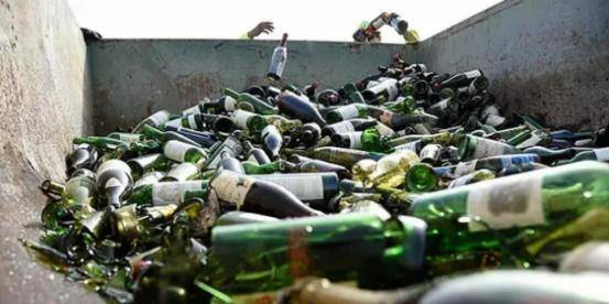 假酒|小伙因造假而坐牢,一帮富豪想法救他出狱,富豪:他的假酒太好喝