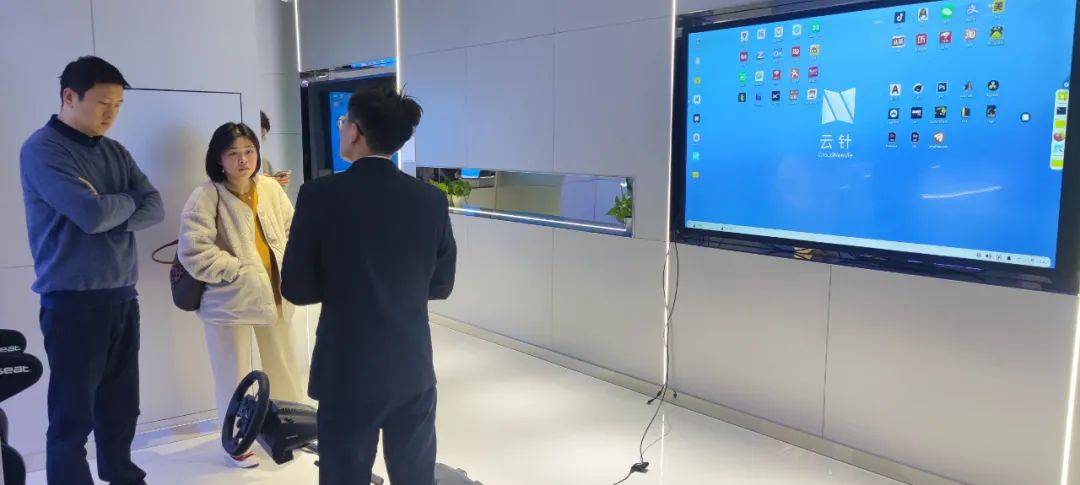 杭州余杭区人社局副局长励波与科技口莅临云针科技参观指导