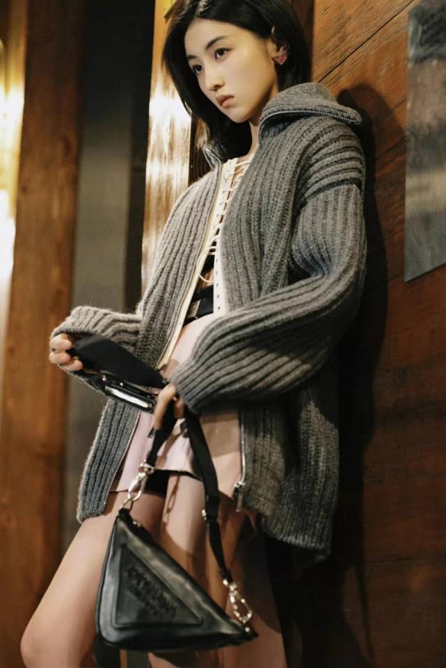 范足 Prada大合影亮点多!张子枫穿超短裙力压全场站C位,蔡徐坤巨星范足