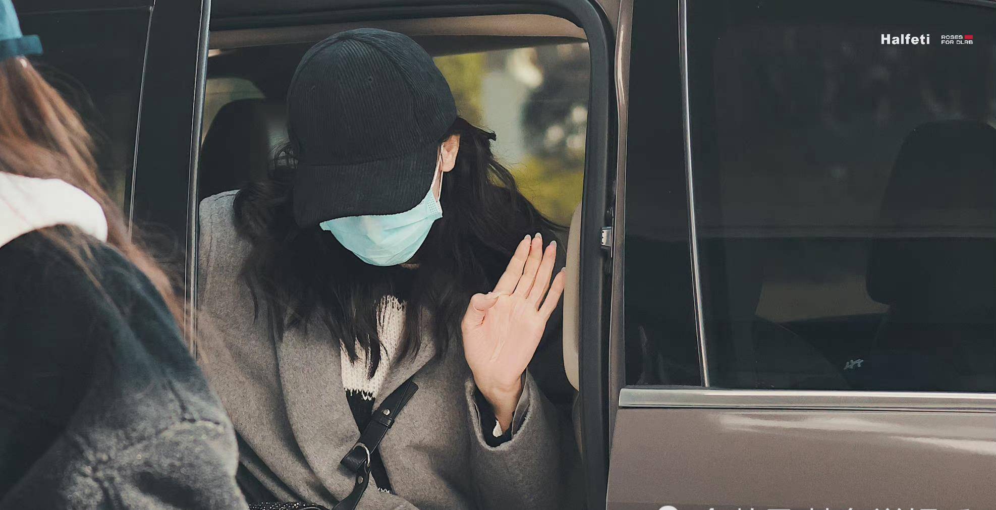 龚军 迪丽热巴久违走机场，穿灰色大衣细腿抢镜，浓眉大眼气质好干净