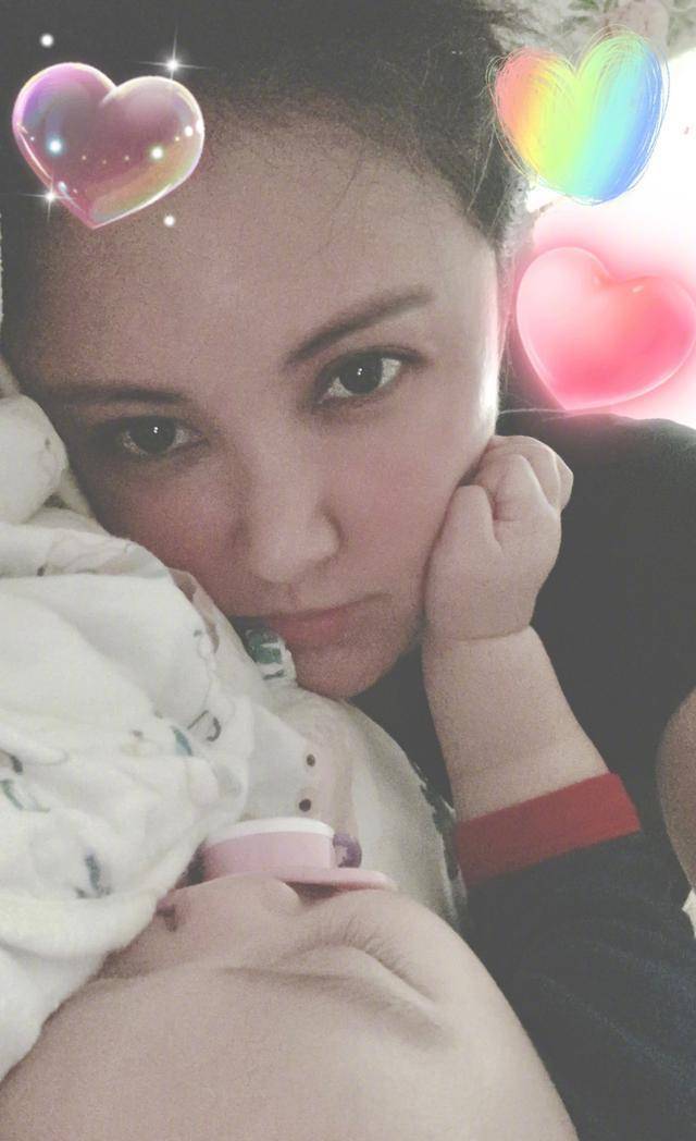 袁大头张歆艺晒母子同框，儿子的小肉手摸着妈妈的脸睡着了，画面超有爱