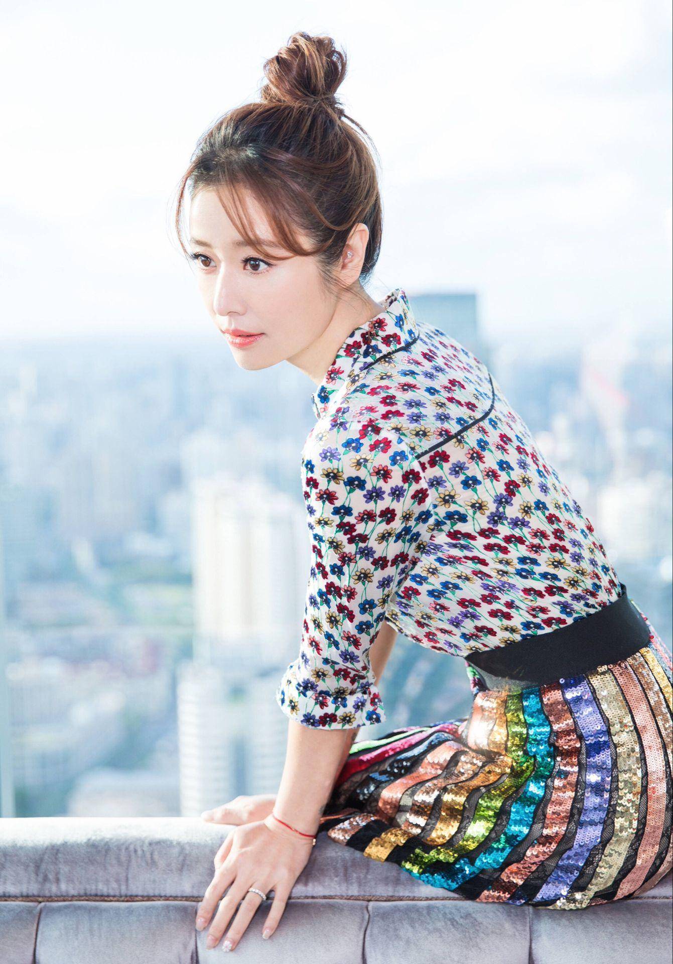 发型林心如是真“嫩”，剪少女短发再扎个小丸子好减龄，美回少女模样