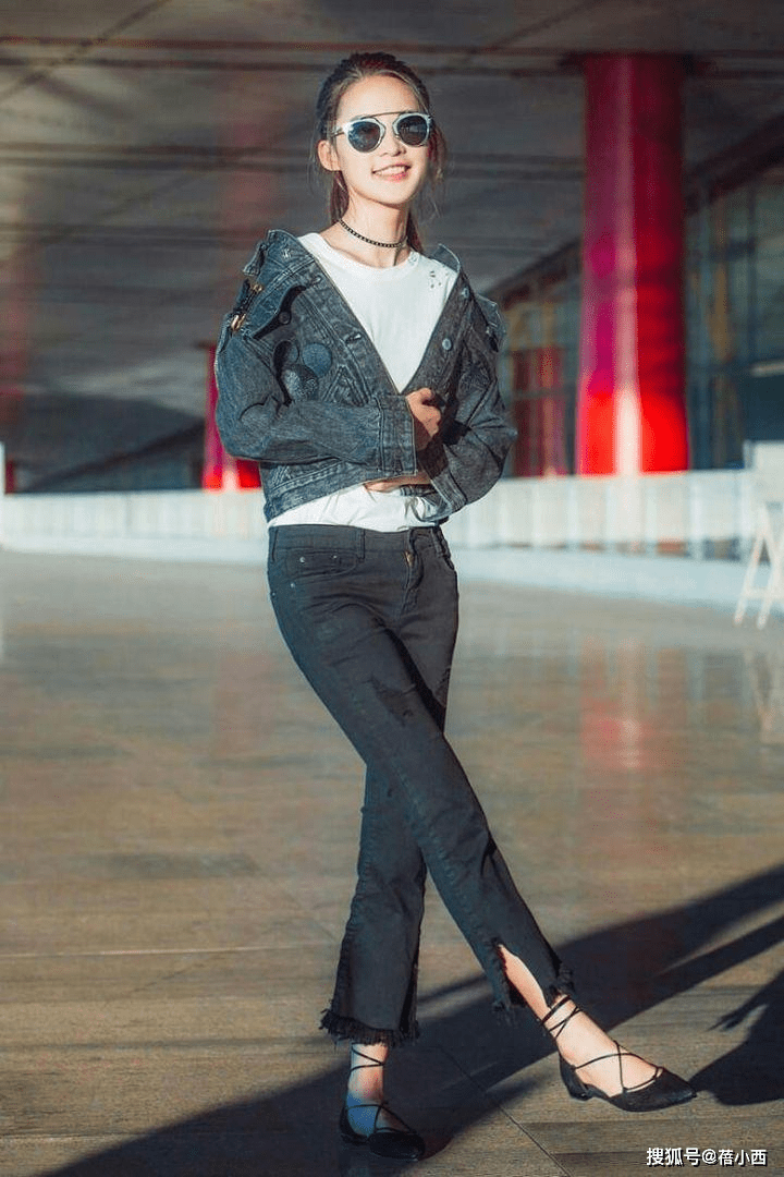 藏蓝色 李沁的搭配太聪明，私服偏爱针织衫+阔腿裤，春季这么穿真时髦