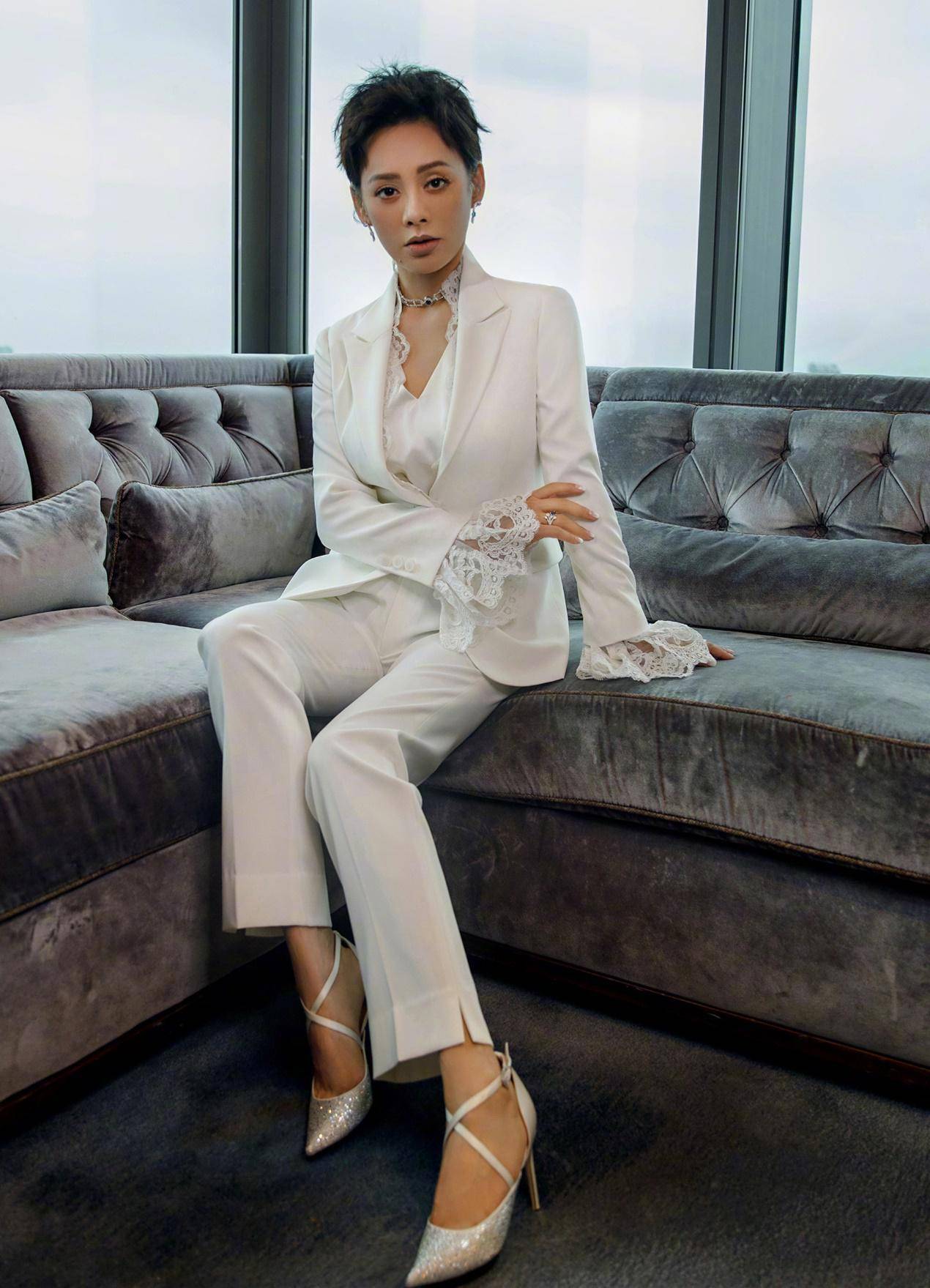 宁静对自己好狠,为秀"括号臀"快把绑带裙撑坏了,一般人扛不住_西装