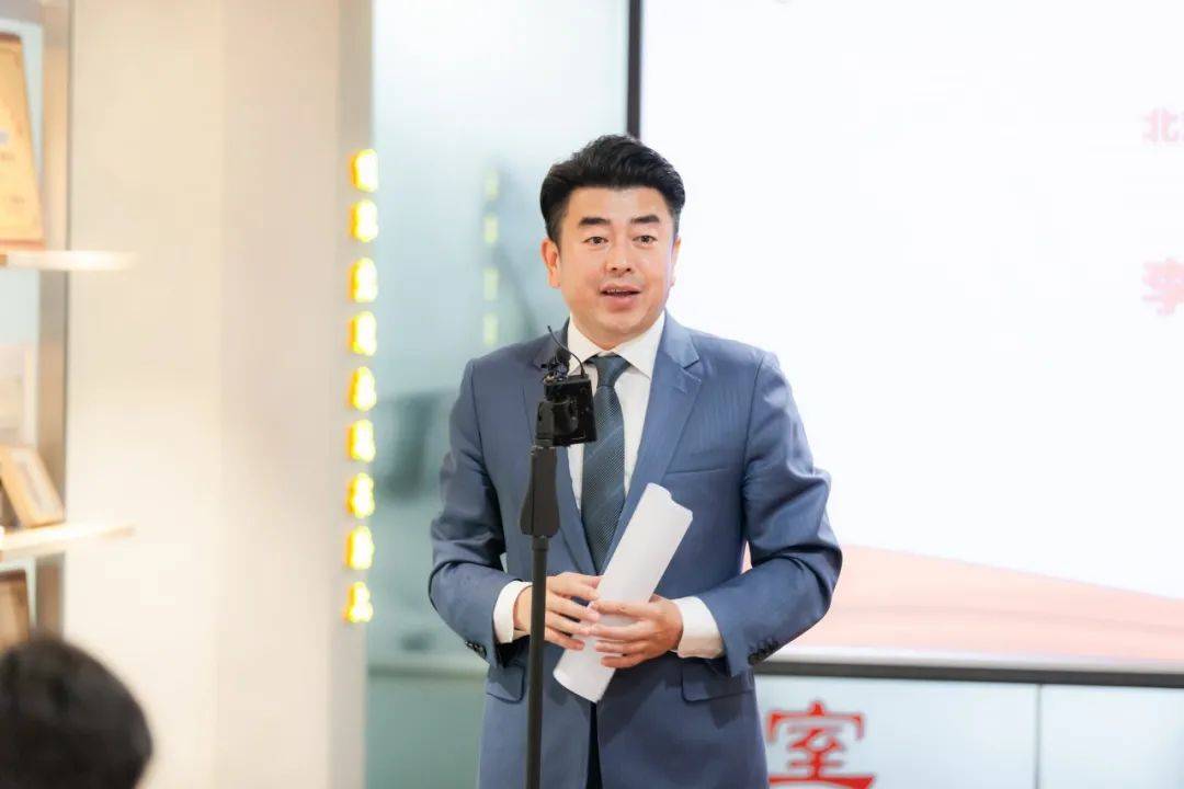 2016 年,链家公益邀请了一部分贫困孩子到三亚参加冬令营,这是李峰岩