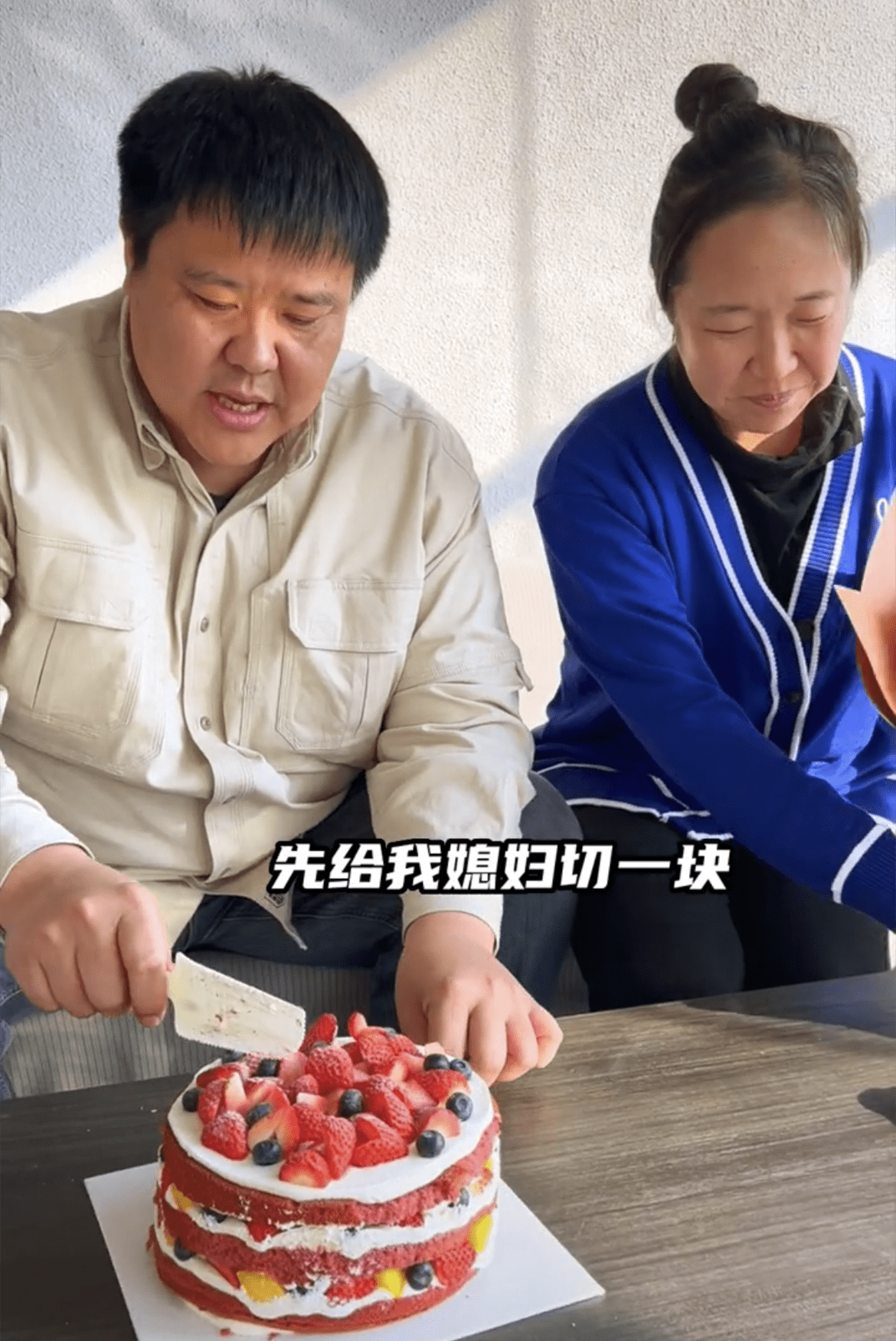 270斤与梁红庆结婚八周年!百万豪车车牌抢镜,甜蜜喂食好恩爱