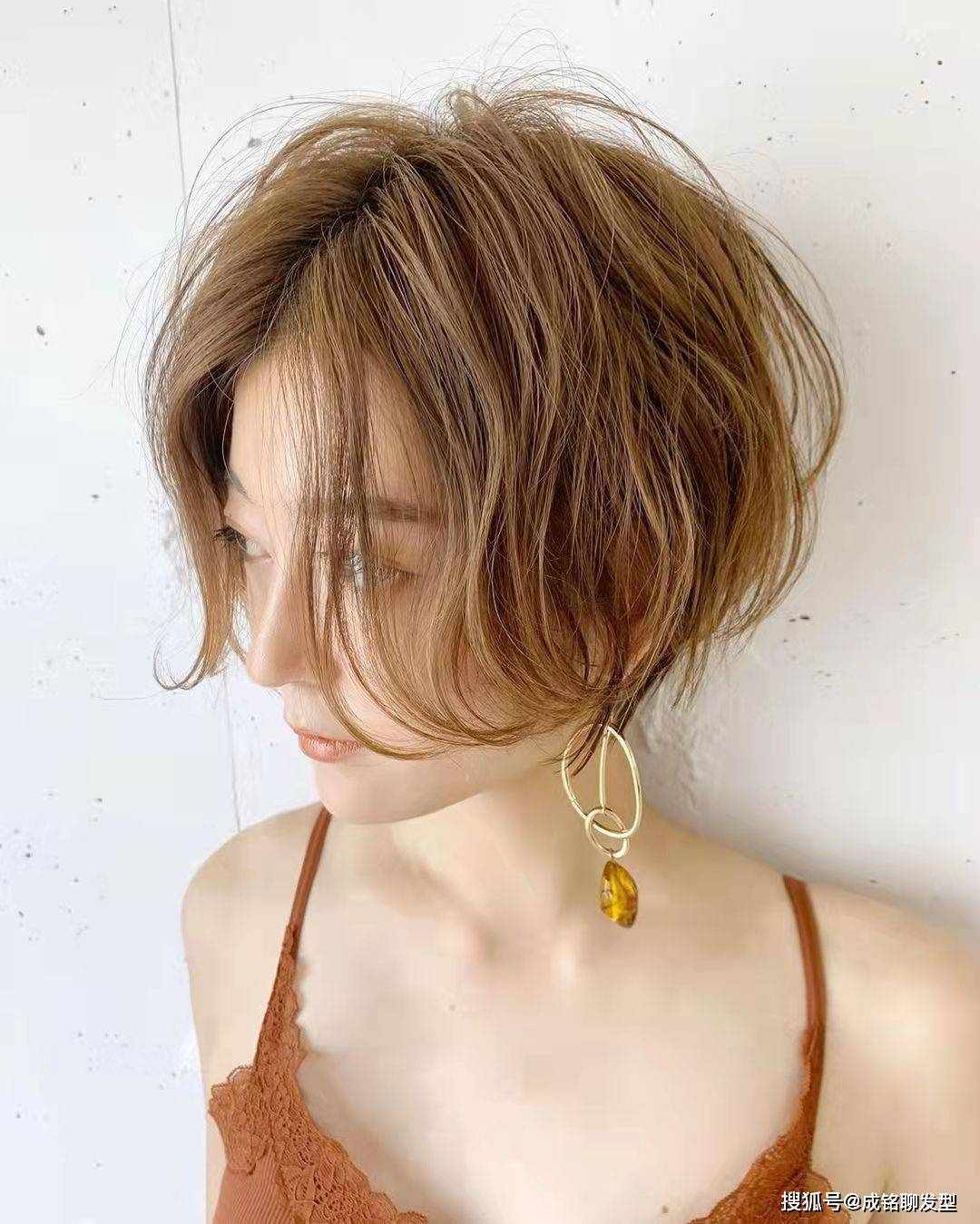 发型时尚减龄的短发,当属“时髦色+纹理烫”最流行,显脸小又显气质