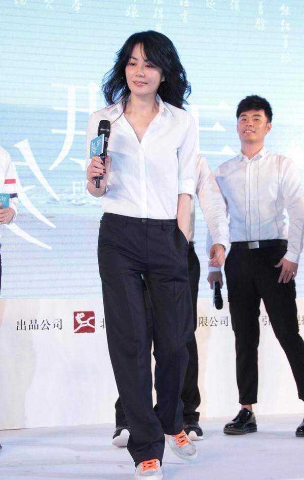 无敌 王菲高级感无敌了，烂T恤配牛仔裤也穿出大牌范，换波波头更年轻