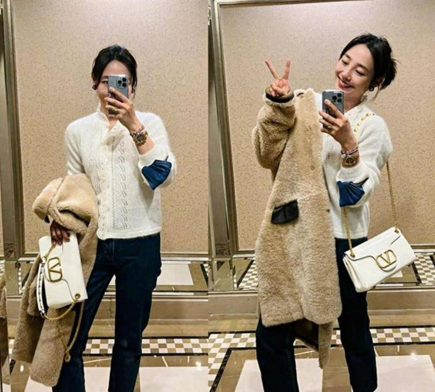 母子俩 白百何带儿子堆雪人,穿同款高领羽绒服,母子俩像是一个模子复刻