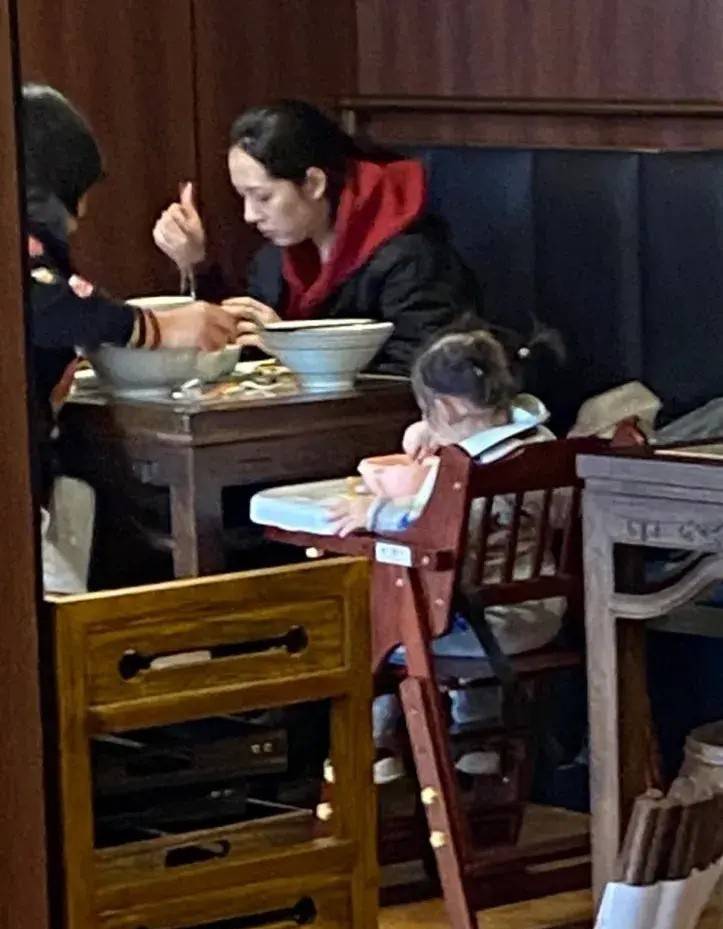 层次 郭碧婷一家用餐被偶遇,素颜穿着朴素似路人,发际线秃一块显沧桑