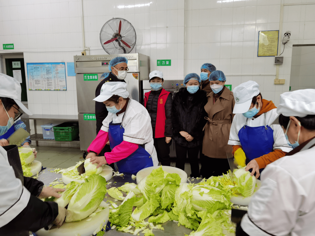 学校食堂食品安全吗市场监管部门和家长代表一起实地检查