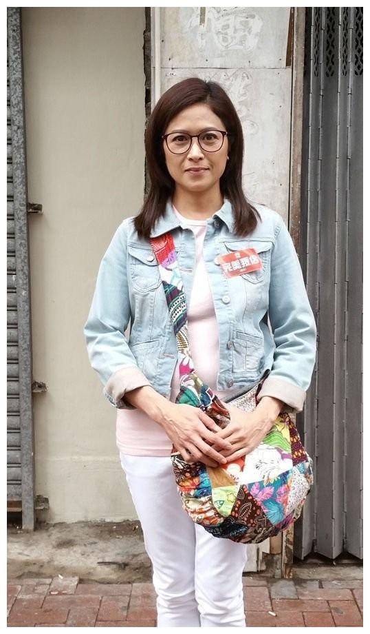 邵美琪56岁脸干瘪还很多皱纹手上青筋暴起坦然接受衰老不装