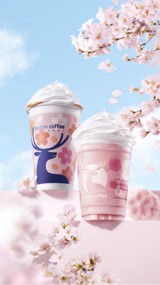 瑞幸领跑2022樱花季春风十里不如珞珈樱花拿铁握在手里