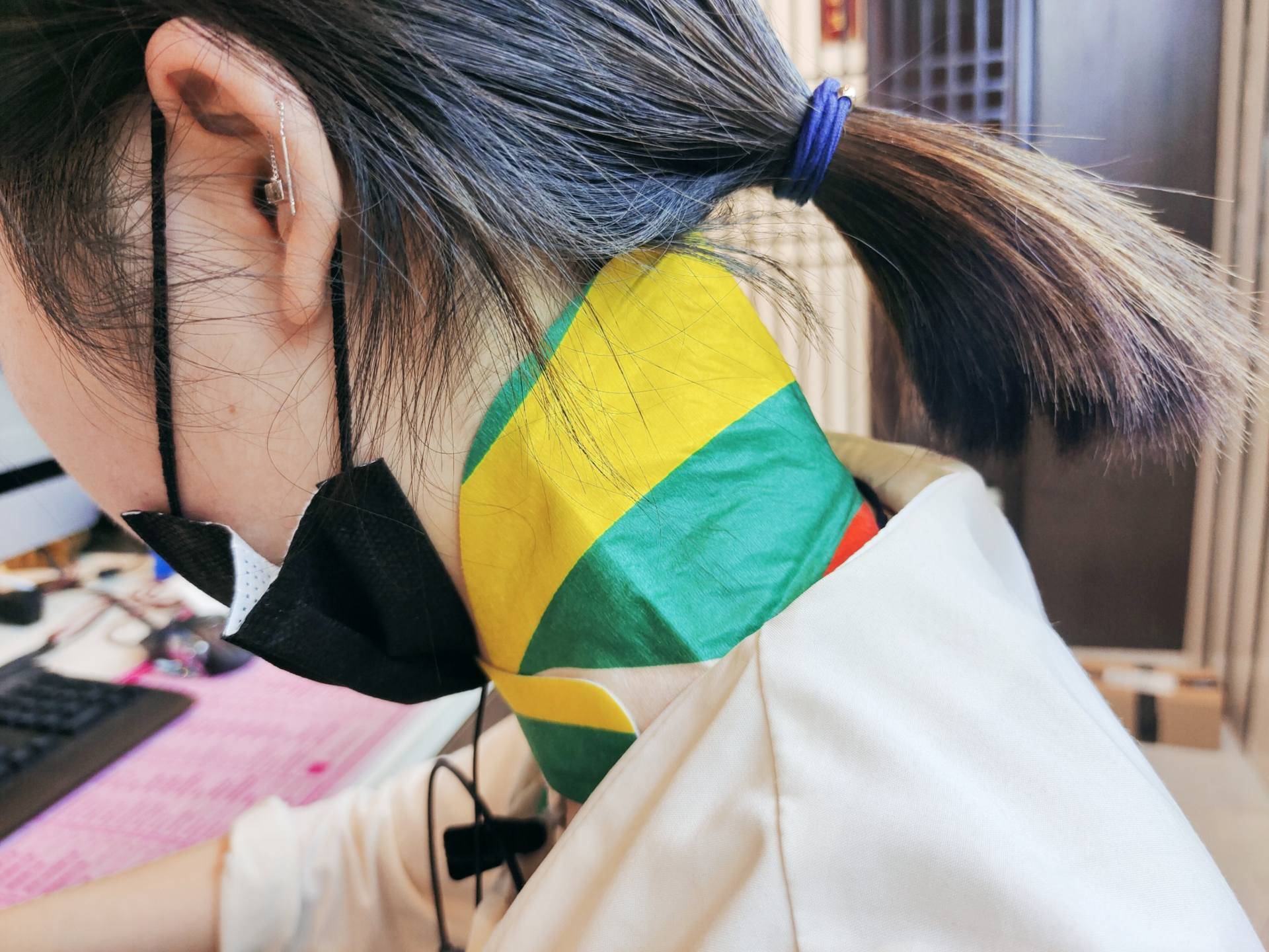 长期伏案脖子真的很受伤，小米有品暖颈贴，暖暖地呵护每块椎体