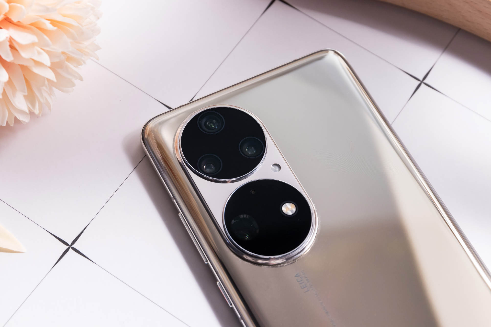 广角镜头,变焦单元由6400万像素潜望式长焦镜头和激光对焦传感器组成