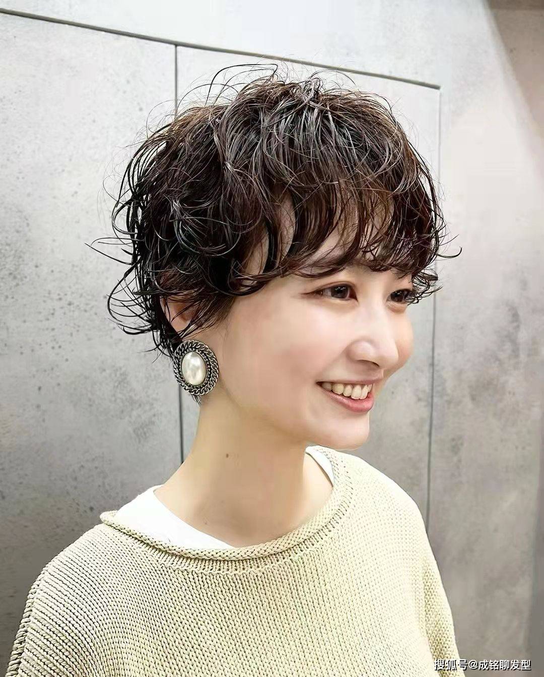 发型时尚减龄的短发,当属“时髦色+纹理烫”最流行,显脸小又显气质