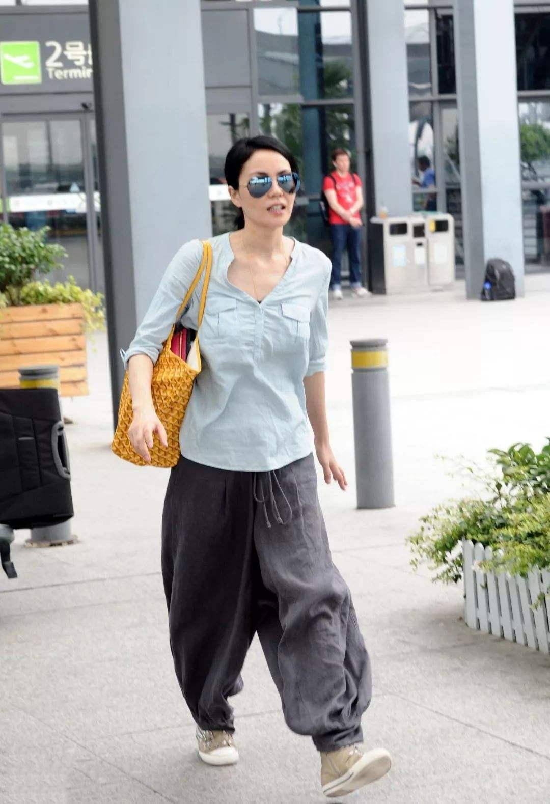 无敌 王菲高级感无敌了，烂T恤配牛仔裤也穿出大牌范，换波波头更年轻