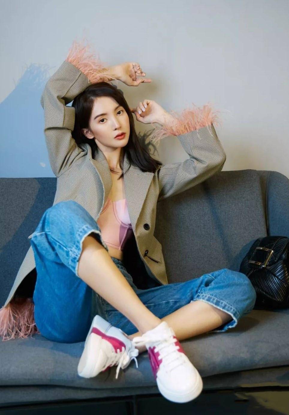 内衣 金晨穿衣真大胆,西装内直接穿胸衣,不仅不丑,还特别性感高级