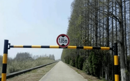 缺,湖人限高1米85,34岁的傲骨完全就是湖人的菜上半个赛季,傲骨在火箭