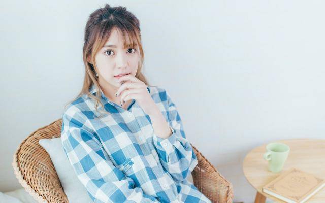 胸部太大男朋友的哥们总是看 那晚他用胳膊在我身上蹭(2)