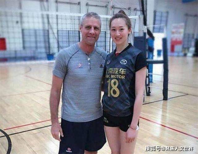 一对长腿吸睛,家住四合院估值上亿_蔡斌_薛明_排球