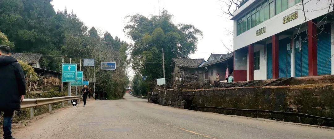 蓬溪境内,通往槐花镇的古驿道几百米后,走到一个下坡处,我们看到了