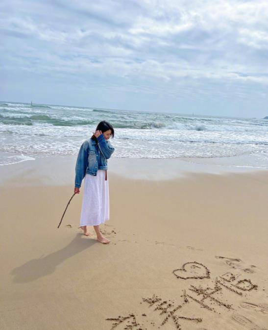 皮明显 女星最新出游图：温碧霞磨皮明显，吴谨言素颜憔悴，刘亦菲瘦了