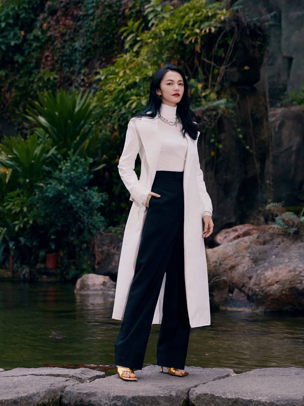 高跟鞋 真正有气质的女人，穿大衣从不搭配小白鞋，看看姚晨马伊琍就懂了