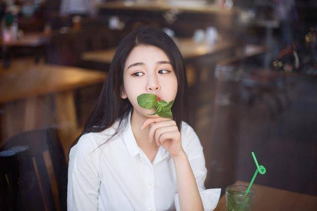 小树林里发生了不可描述的事 女人的喘息声让我一时没忍住