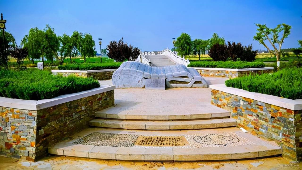原创
鲁国故城有一个“辇路碑”,此碑为何一折两段,至今原因不清楚