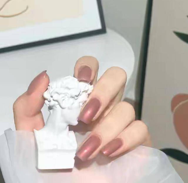 家务郭碧婷真有阔太范，做指甲都镶“金链子”，果然是不用做家务的人