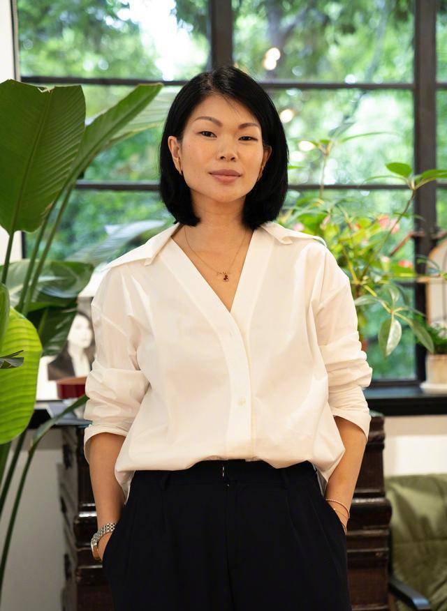 吕燕:农村出身的超模,艰难成名后,最开心的是让父母住上大房子_大城市