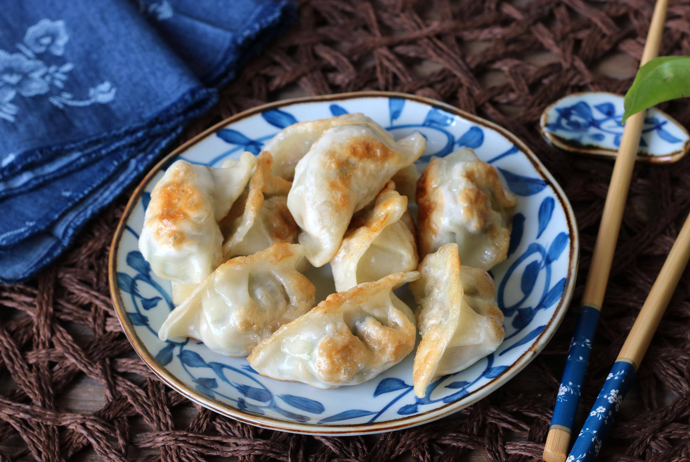 煎饺子,用热油还是用冷油?很多人第一步就错了,难怪不好吃