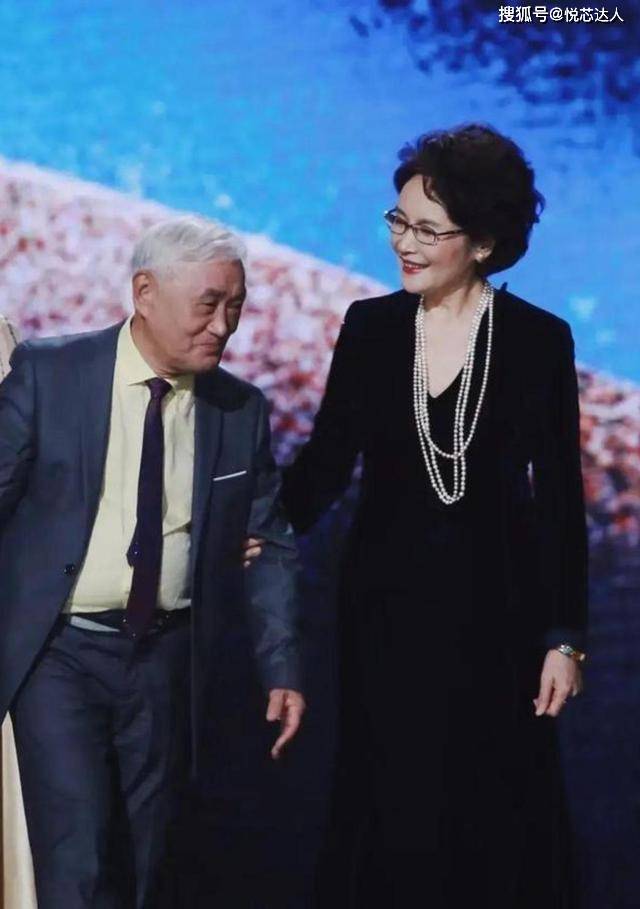 晓英 宋晓英越老越洋气，穿黑裙涂红唇还挂3条珍珠项链，美成优雅贵妇