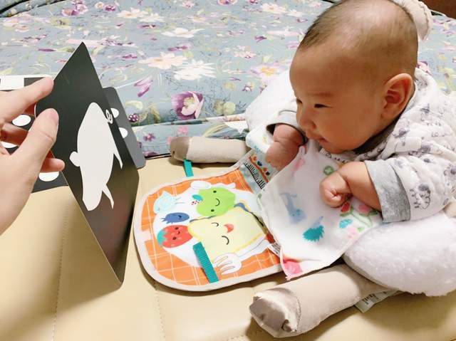0-6个月宝宝处于＂视听刺激期＂,多玩5类玩具,会玩才更聪明